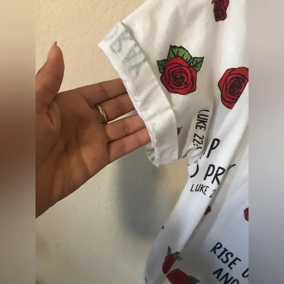 « Rise up and pray » white shirt red roses - Picture 3 of 6